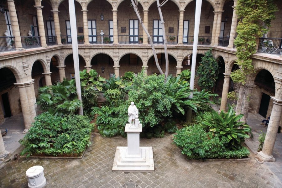 Musée de la ville au sein du Palacio de los Capitanes Generales, statue de Christophe Colomb. Irène ALASTRUEY - Author's Image
