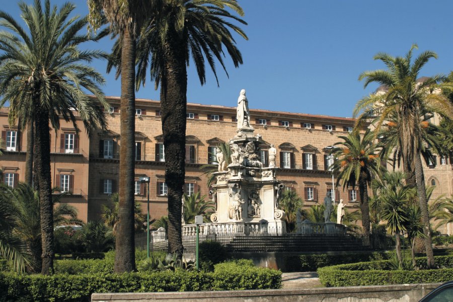 Piazza del Parlamento située devant le Palazzo dei Normanni. Picsofitalia.com