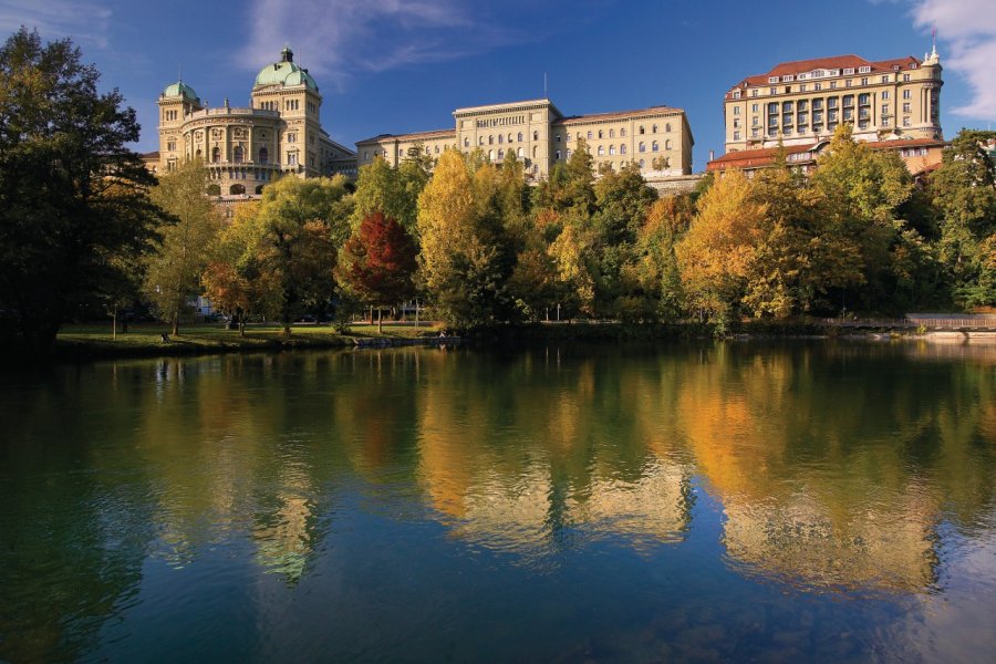 Le Palais Fédéral, l'Aare et le Bellevue Palace. Bern Tourisme