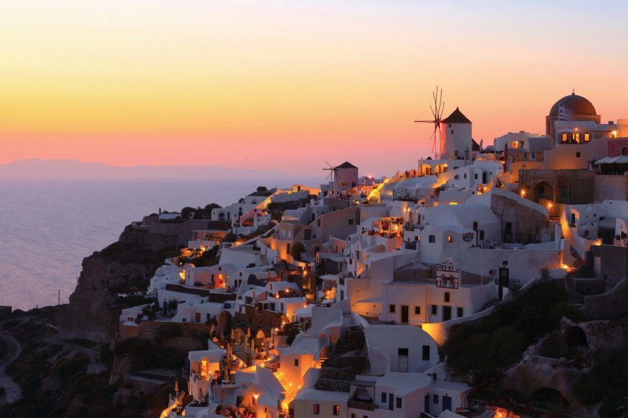 Coucher de soleil sur Oia, Santorin. JueWang - iStockphoto