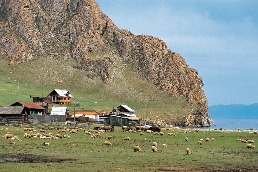 Hameau isolé au nord de l'île d'Olkhon Stéphan SZEREMETA