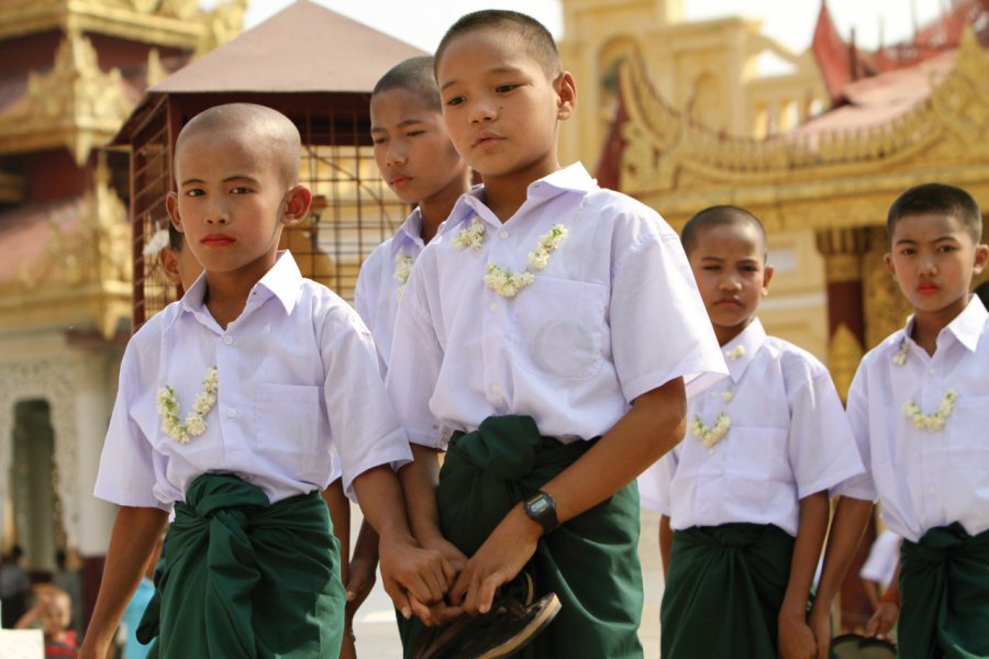 Cérémonie la pagode Shwezigon. Stéphan SZEREMETA