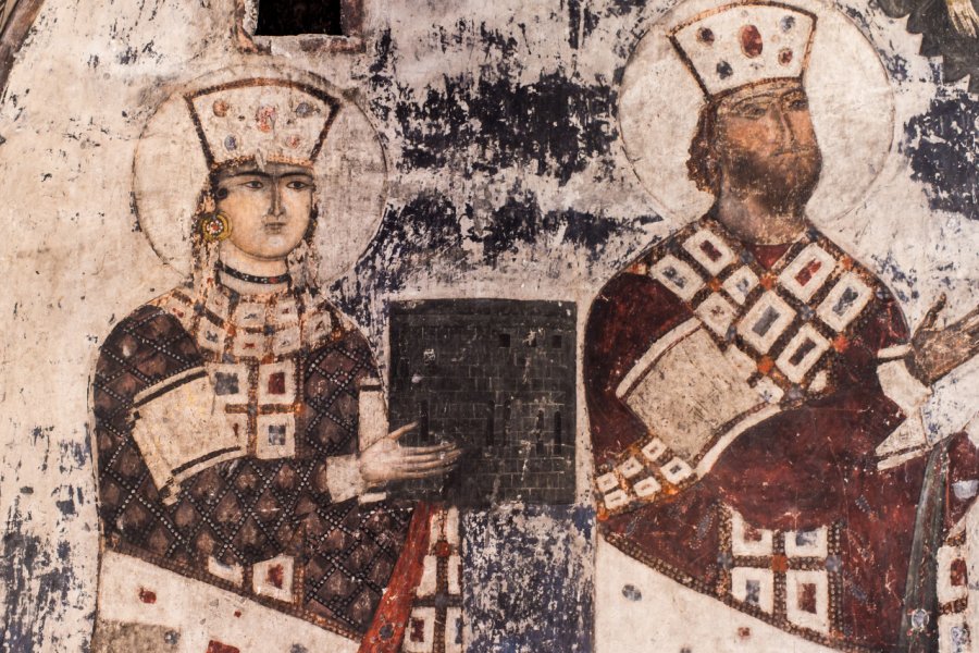Fresque représentant la reine Tamar et le roi Gregoire III, Vardzia. Magdalena Paluchowska - Shutterstock.com