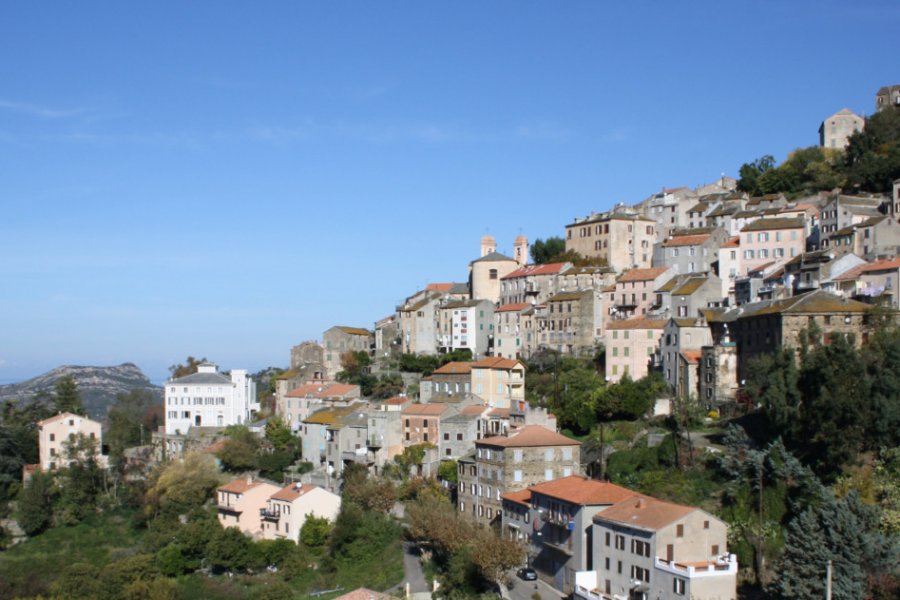 Le village d'Oletta au milieu des vignes Xavier Bonnin