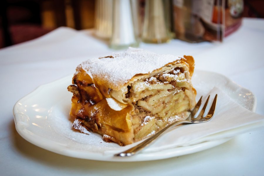 Le célèbre apfelstrudel. shutterstock - Eakkapan Asavapanumas