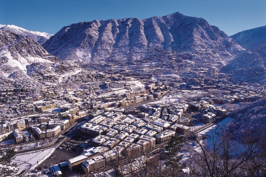 Panorama d'Andorra la Vella sous la neige Ministère du Tourisme du Gouvernement d'Andorre