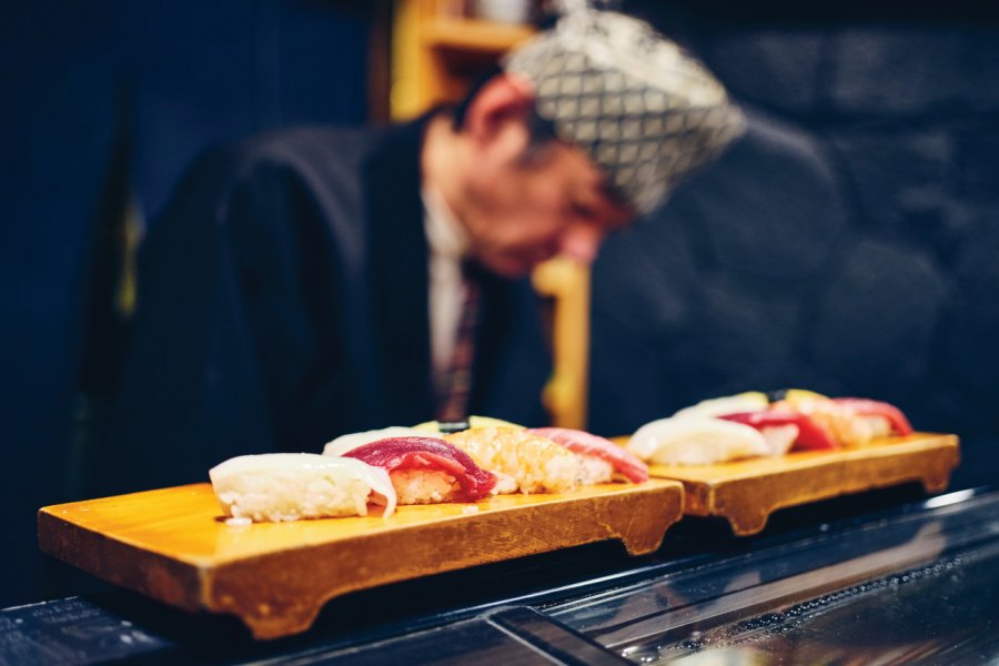Chef préparant des sushis, Tokyo. RichLegg - iStockphoto.com