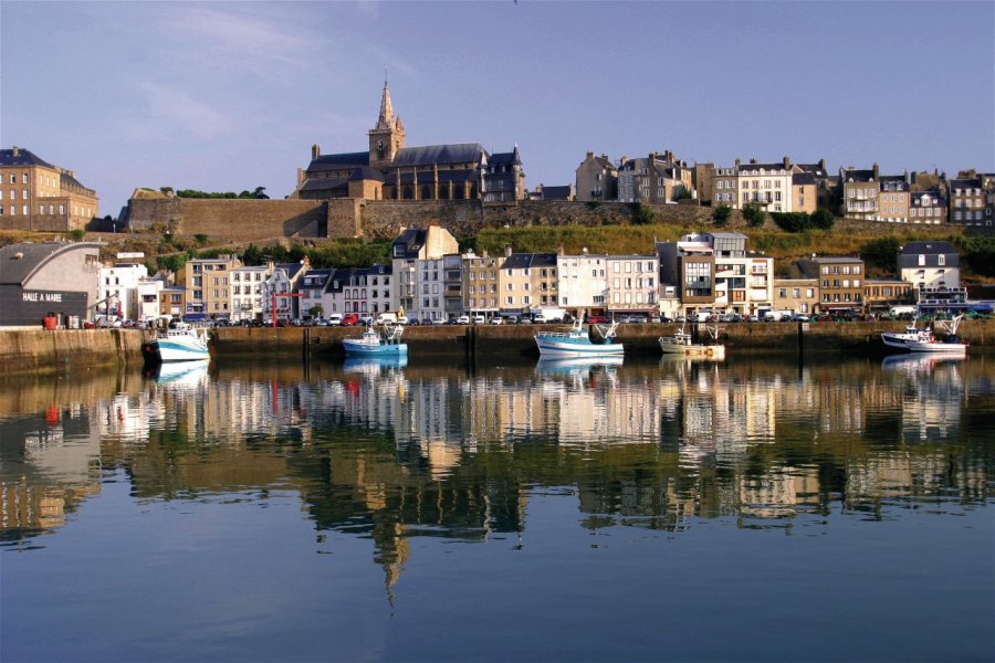 Vue sur l'église Notre-Dame et une partie des remparts de la vieille ville Franck GODARD