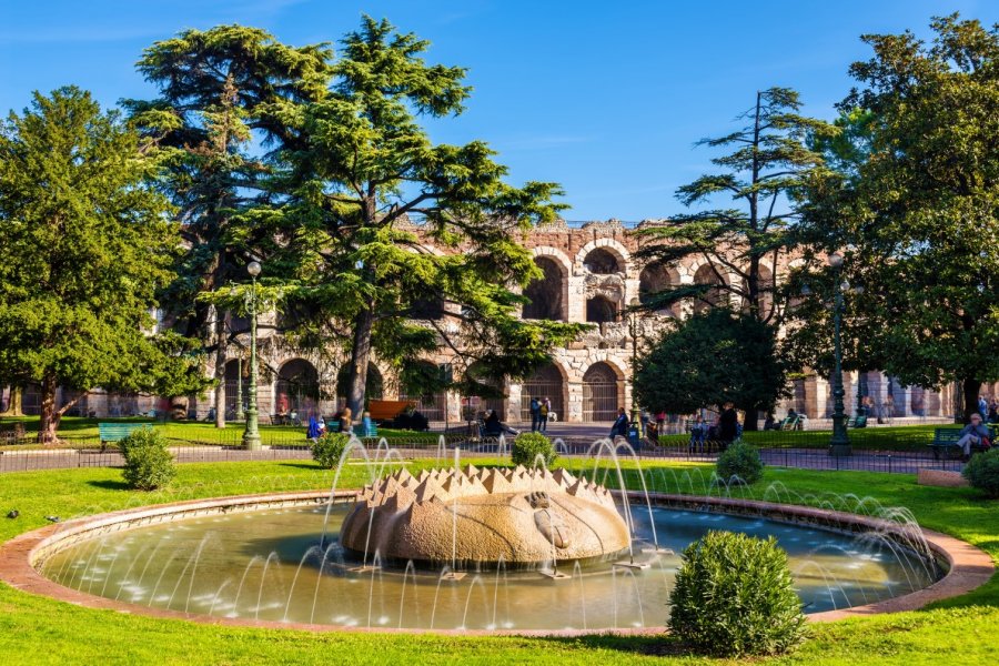 Fontaine sur la Piazza Bra. Leonid Andronov - Shutterstock.com