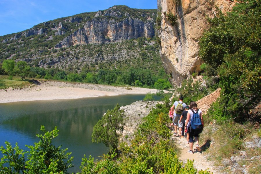 Randonnée dans les gorges de l'Ardèche, près de Vallon-Pont-d'Arc. vouvraysan - Fotolia