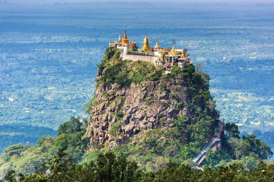 Le mont Popa, résidence des dieux. SeanPavonePhoto