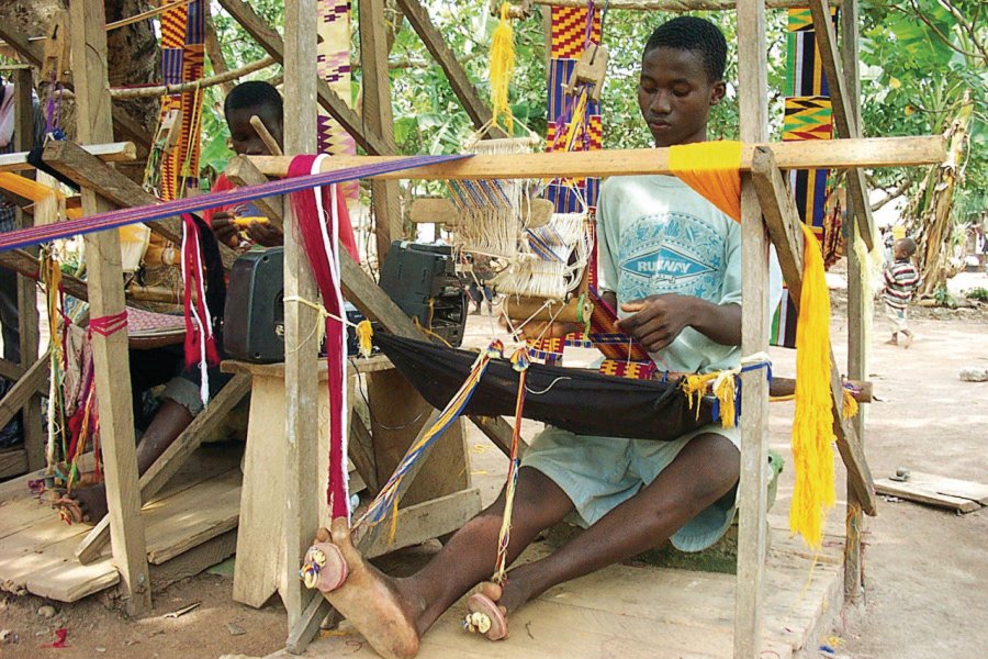 Village spécialisé dans la production de tissus de kente. Ghana Tourist Board