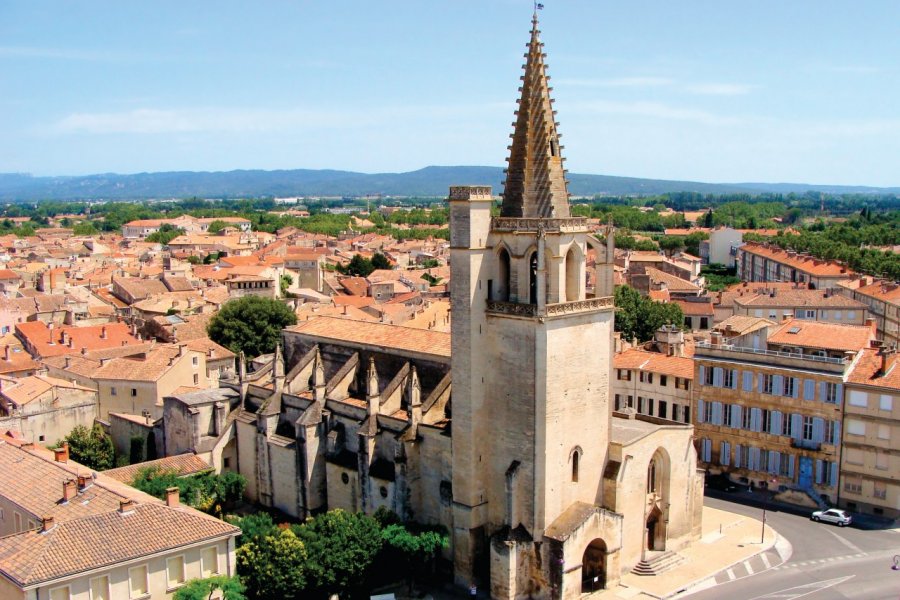 Survol de Tarascon et de son église Sainte-Marthe. Jenifoto - iStockphoto