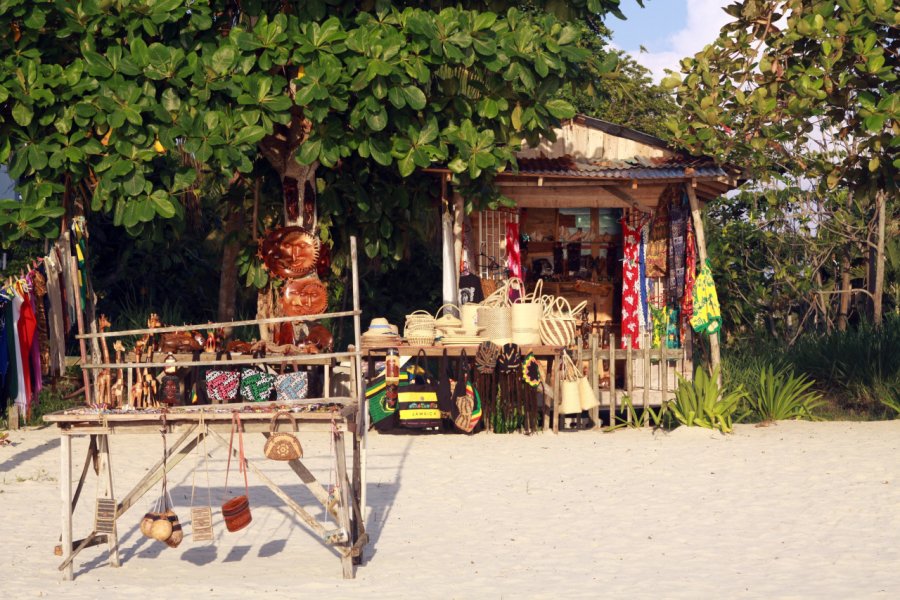 Boutique de souvenirs sur la plage de Negril. Ralf Liebhold - Shutterstock.com