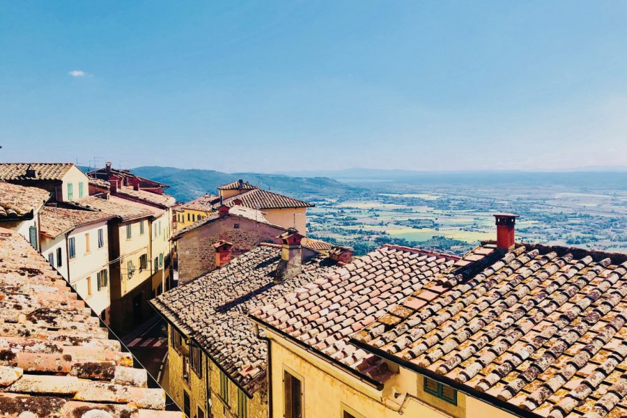 Vue sur les toits de la médiévale Cortona, le Valdichiana et, au loin, le lac Trasimène. Muriel PARENT