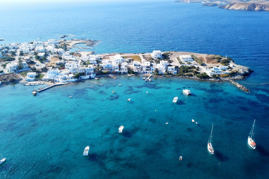 Le jolie village de Pollonia. Aerial-motion - Shutterstock.com