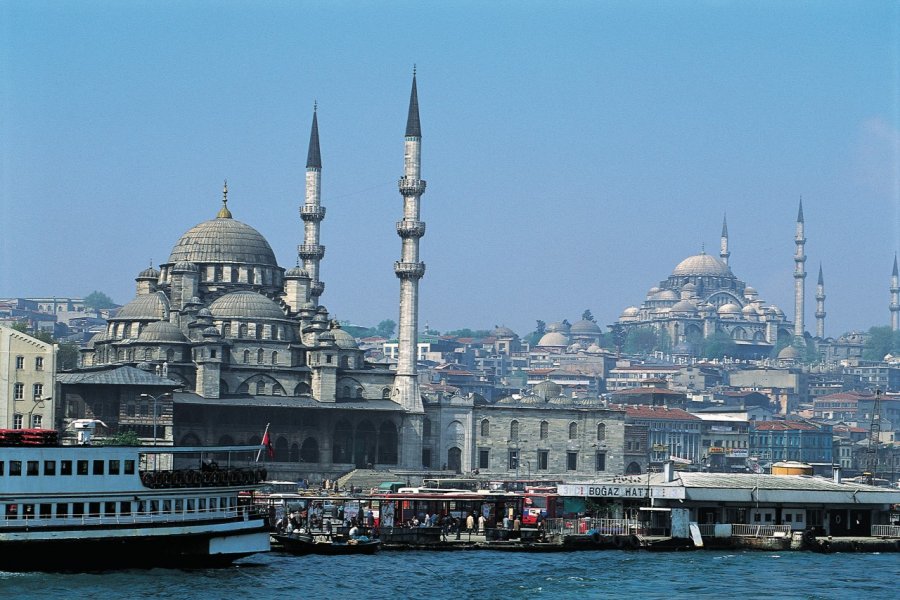 Vue d'ensemble de la cité, quai d'Eminönü. (© Ali IZMIR - Iconotec))