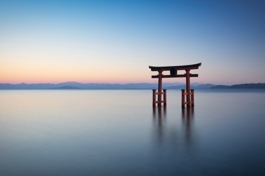Le torii géant du sanctuaire Shirahige-jinja, flottant sur le lac Biwa. shutterstock.com-YUSHENG HSU