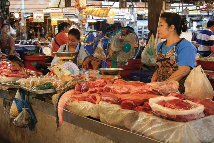 Charcutières sur le marché de Thung Kwian. Jérôme BOUCHAUD