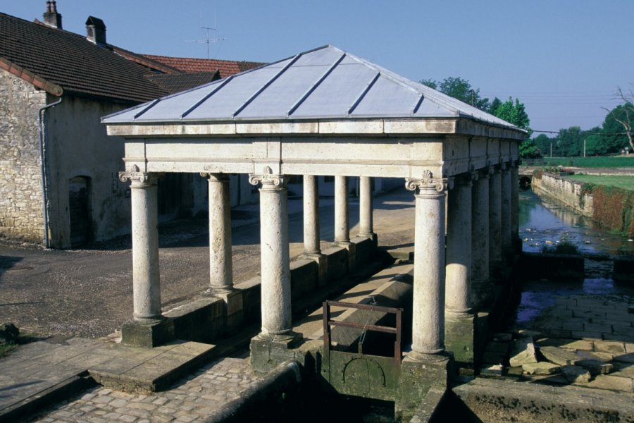 Fontaine-monument ICONOTEC.COM