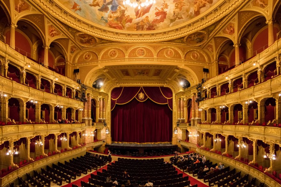 Opéra national de Budapest. posztos - Shutterstock.com