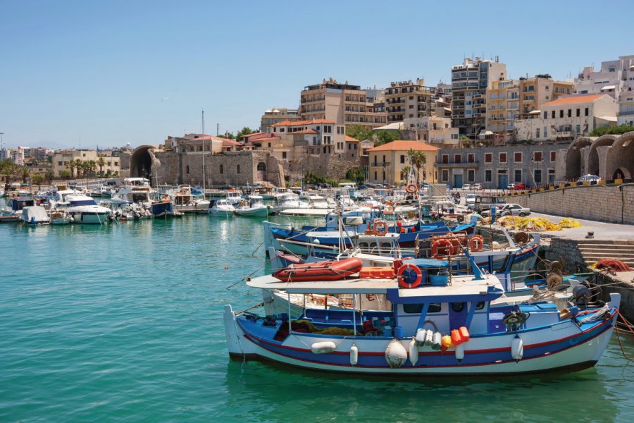 Bateau de pêcheurs dans le vieux port d'Héraklion. Arsty - iStockphoto