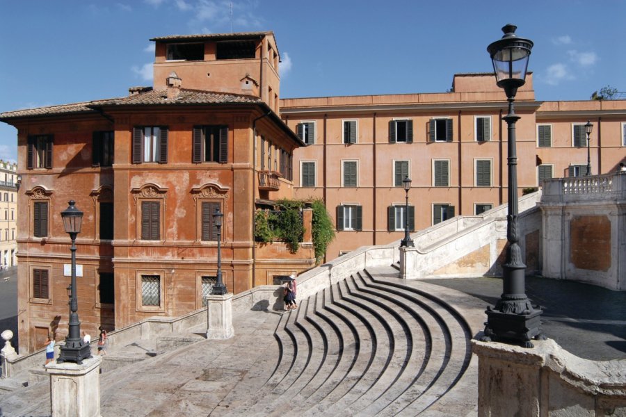 Sur l'escalier monumental de la Piazza di Spagna. iStockphoto.com_Lovattpics