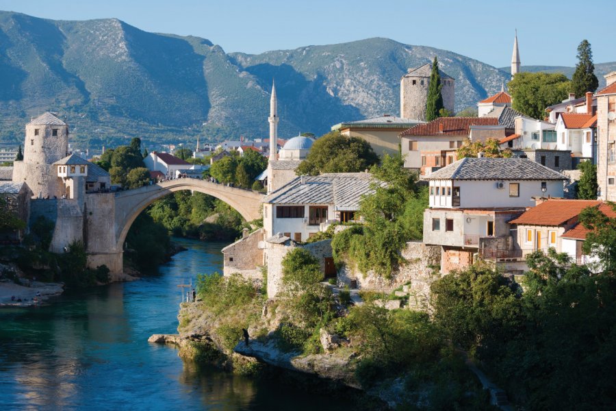 La Neretva et le quartier du Vieux Pont (Stari Most), à Mostar. Joel Carillet - iStockphoto