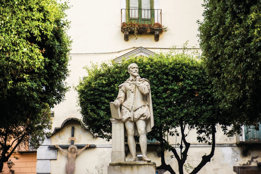 Statue de Torquato Tasso (Il Tasso) à Sorrente. denizaciksoz - iStockphoto.com