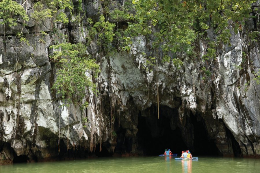 Entrée dans la rivière souterraine de Sabang. Arnaud Bonnefoy