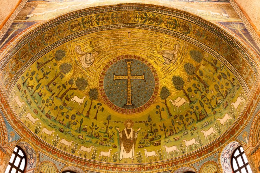 Mosaïque qui orne l'abside, Basilica Di S. Apollinare in Classe. Salvador Maniquiz - Shutterstock.com