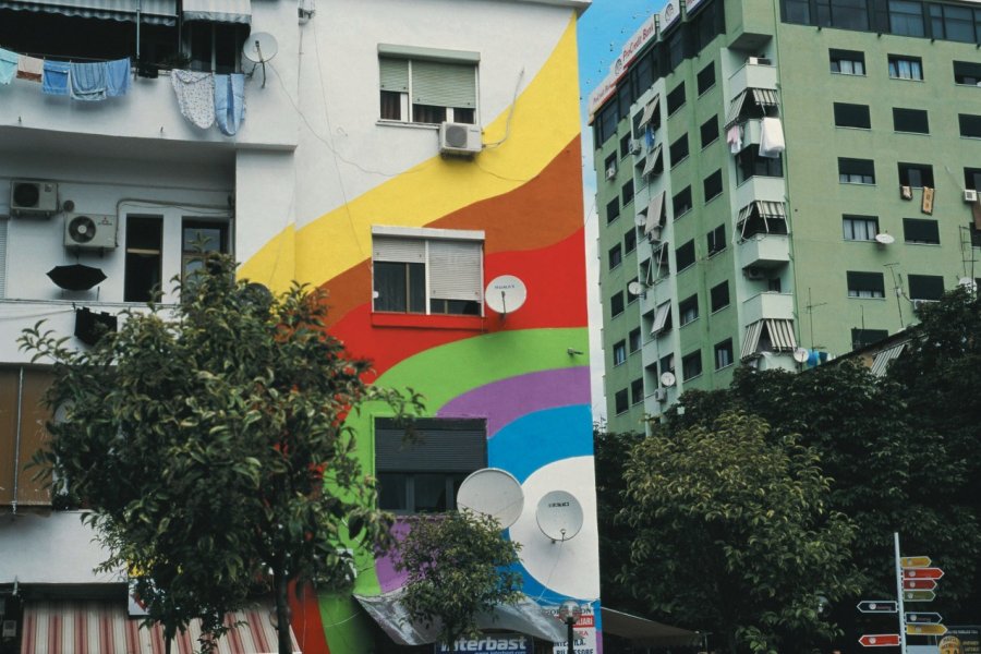Façades colorées du centre-ville. (© Julie Briard))