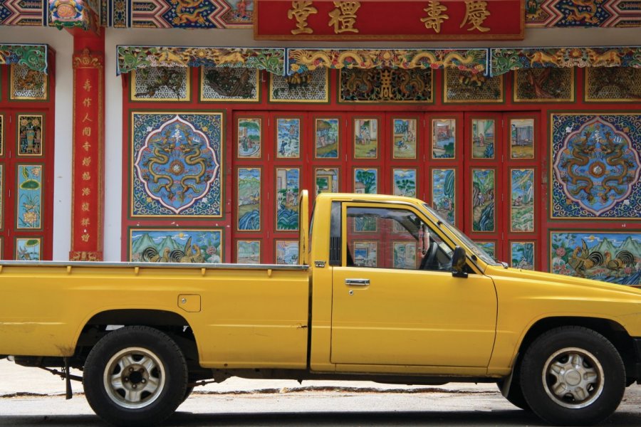 Pick-up devant un temple aux couleurs chatoyantes. Jérôme BOUCHAUD