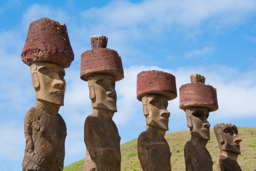 Moai érigés par la civilisation Rapa Nui Alberto Loyo - Shutterstock.com