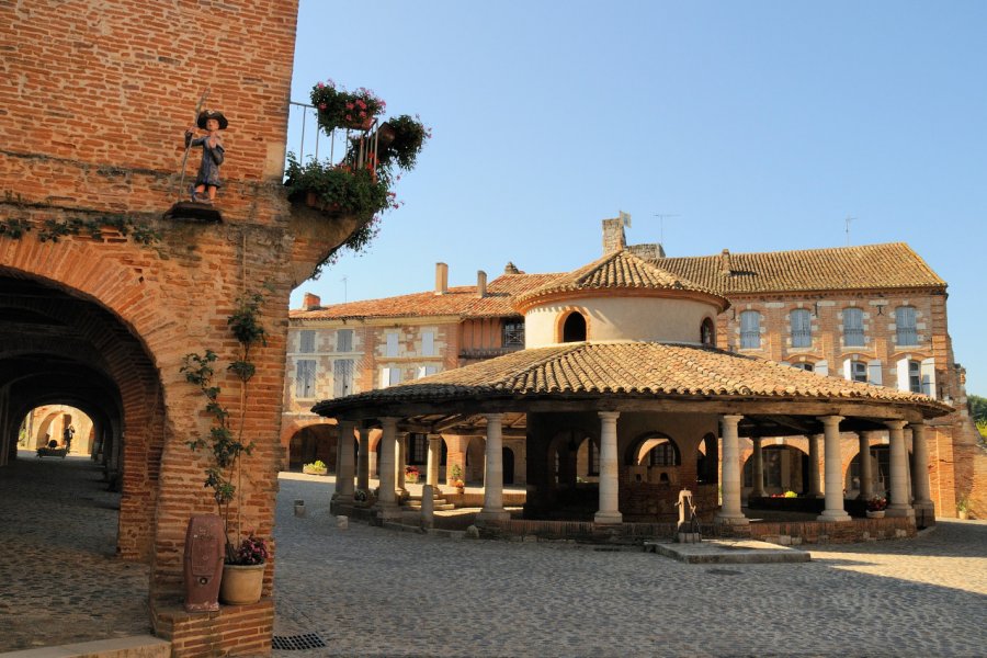 Place de la halle, Auvillar. Pat on stock - FOTOLIA