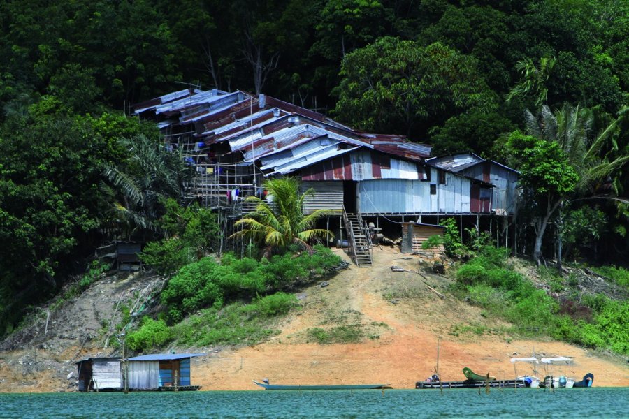 Longhouse sur le lac de Batang Ai Stéphan SZEREMETA