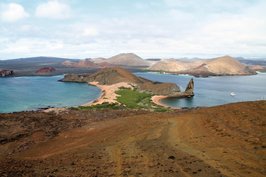L'île Bartolomé offre un panorama unique sur la baie de Sullivan et le Pinnacle Rock. Stéphan SZEREMETA