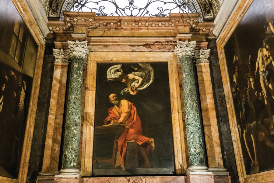 L'oeuvre du peintre Caravage dans la chapelle Contarelli, église Saint-Louis-des-Français de Rome. isogood - iStockphoto