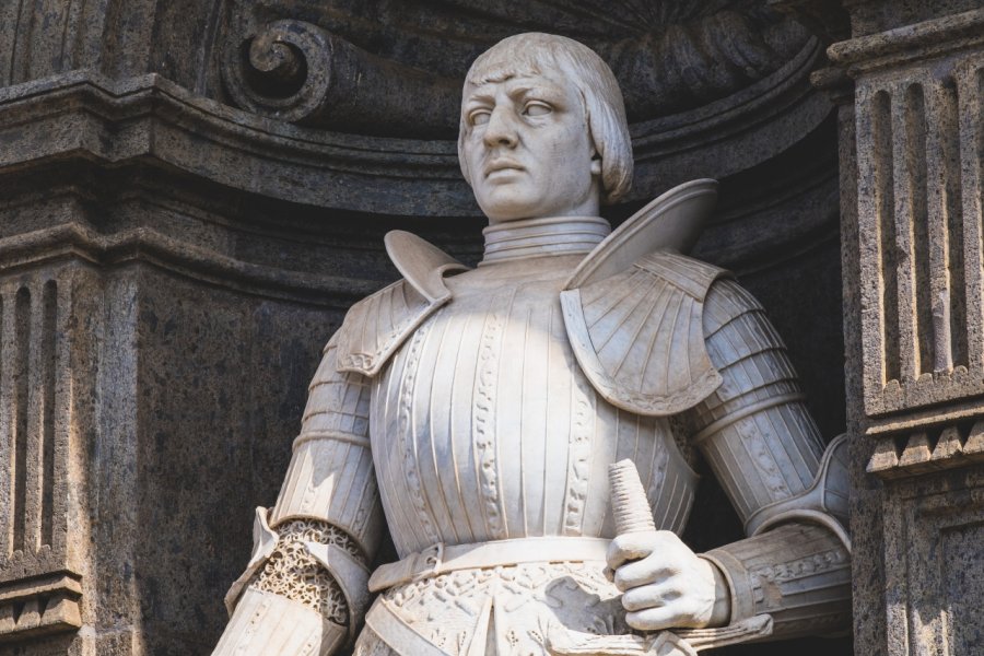 Statue d'Alphonse d'Aragon sur la façade du Palais royal de Naples. BlackMac - Shutterstock.com