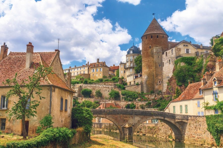 Vue du village médiéval de Semur-en-Auxois. Zimnevan