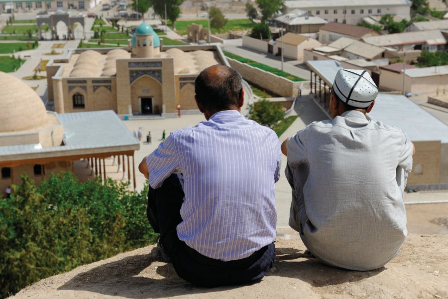 Hommes contemplant le paysage du haut de la colline Nour. Patrice ALCARAS
