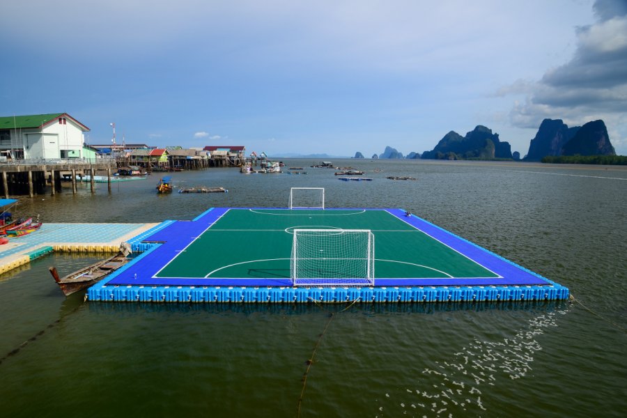 Terrain de football flottant à Koh Panyee. SP rabbito - Shutterstock.com