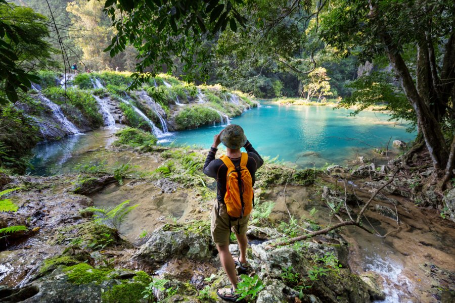 Exploration des piscines naturelles de Semuc Champay. Galyna Andrushko / Shutterstock.com
