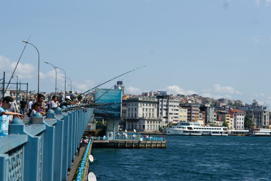Pêcheurs sur le pont de Galata. (© Sébastien Cailleux))
