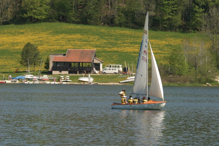 Voile sur le lac de Malbuisson RG. - Fotolia