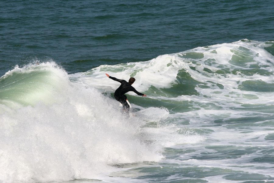 Surf au Pays basque. oscarcalero - iStockphoto.com