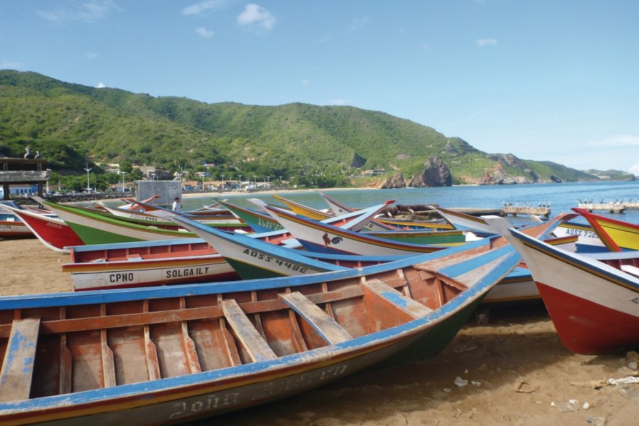 Barques posées devant le marché de Rio Caribe. Laurent BOSCHERO
