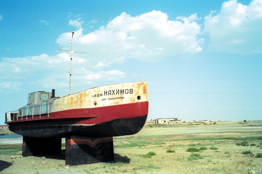 Ancien port avec les bateaux échoués. Sylvie FRANCOISE