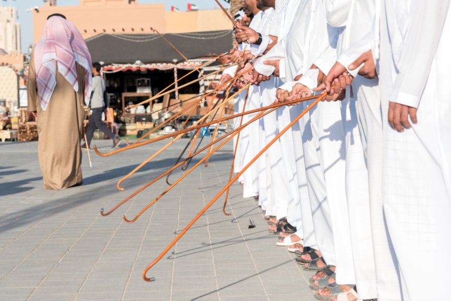 La danse traditionnelle du bâton. niranana - Shutterstock.com