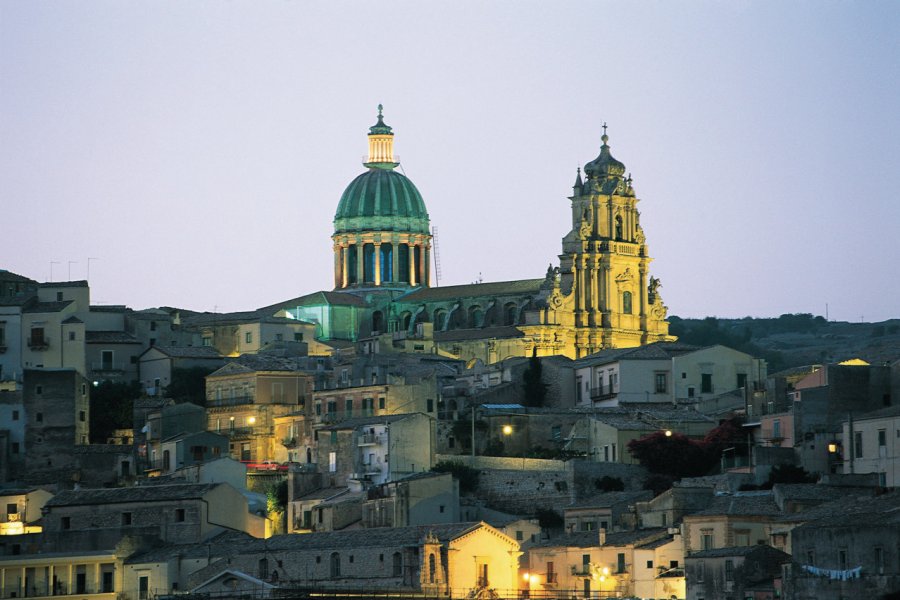 Église San Giorgio dans le quartier Ragusa Ibla. Apollon - Iconotec